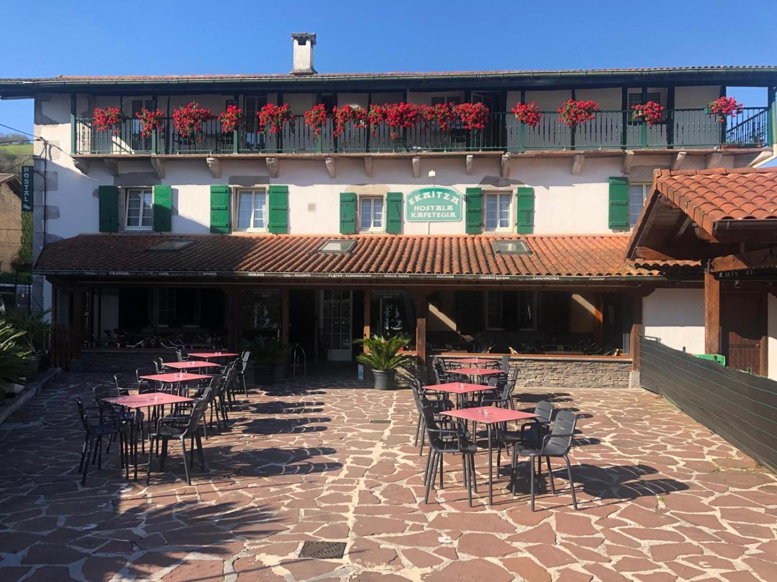 Hostal Ekaitza Hotell Lesaka Exteriör bild